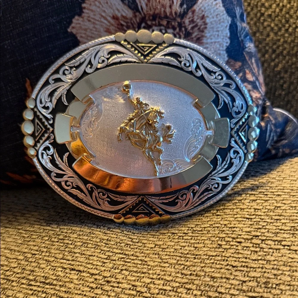 Montana Silversmiths Silver and Gold Buckle - Picture 5 of 7